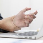 ¿Cuáles son las señales tempranas de lesiones físicas en la oficina y cómo prevenirlas?