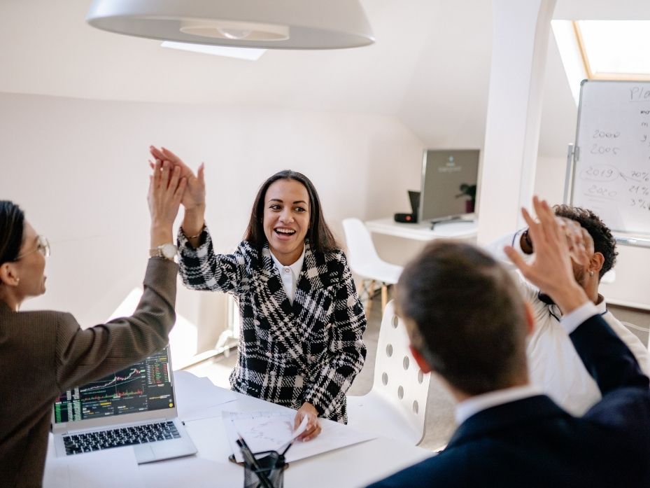 Estrategias psicológicas que pueden potenciar un clima laboral positivo