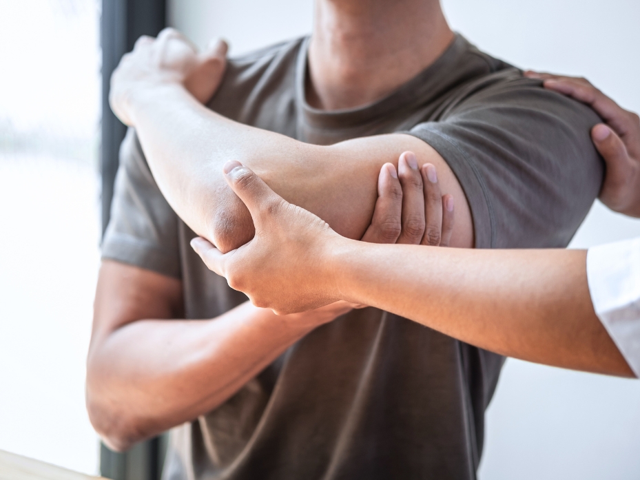 Fisioterapia para empresas en Barcelona: cómo reducir las bajas laborales por lesiones musculares en oficinas